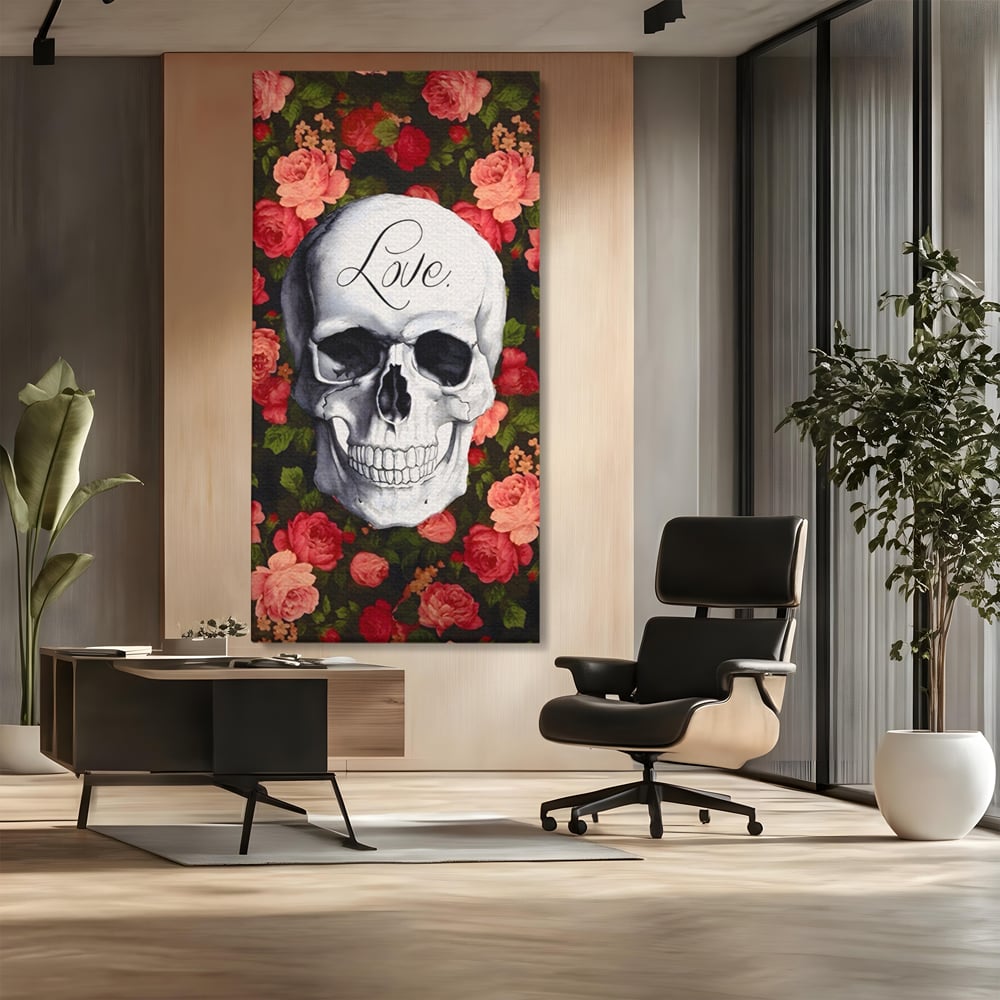 Tablou canvas cu tablou canvas cu craniu si trandafiri, fara rama, pe sasiu de lemn, pe perete intr-un birou